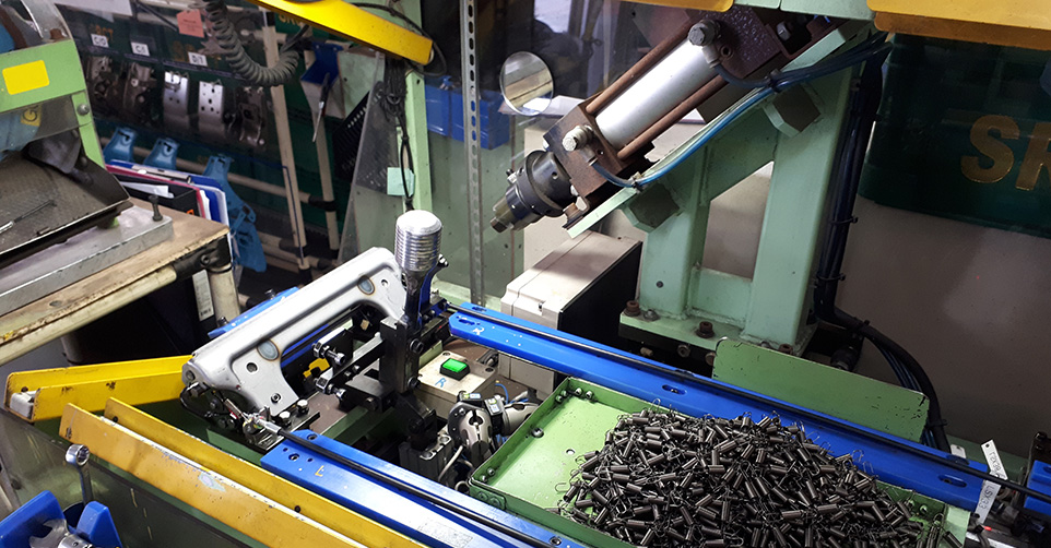 自動化機上組裝彈簧與零件